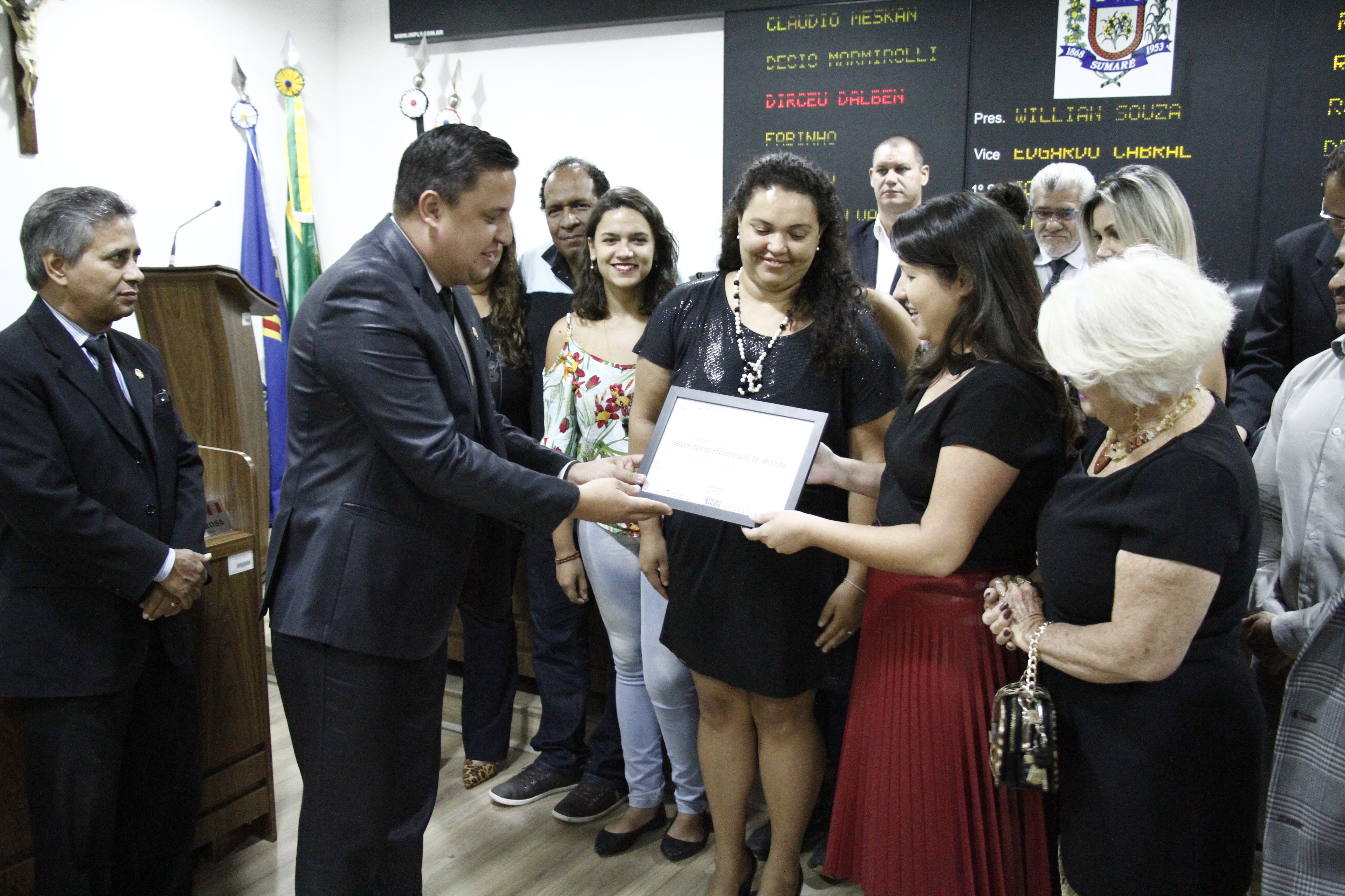 201941_29.03 Vereador Willian Souza entrega homenagem às funcionárias da Secretaria de Saúde